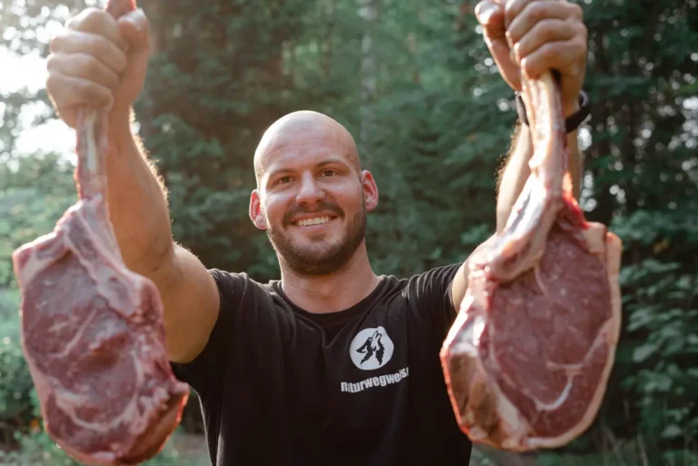 François Kröger mit Steaks für die Lagerfeuerküche