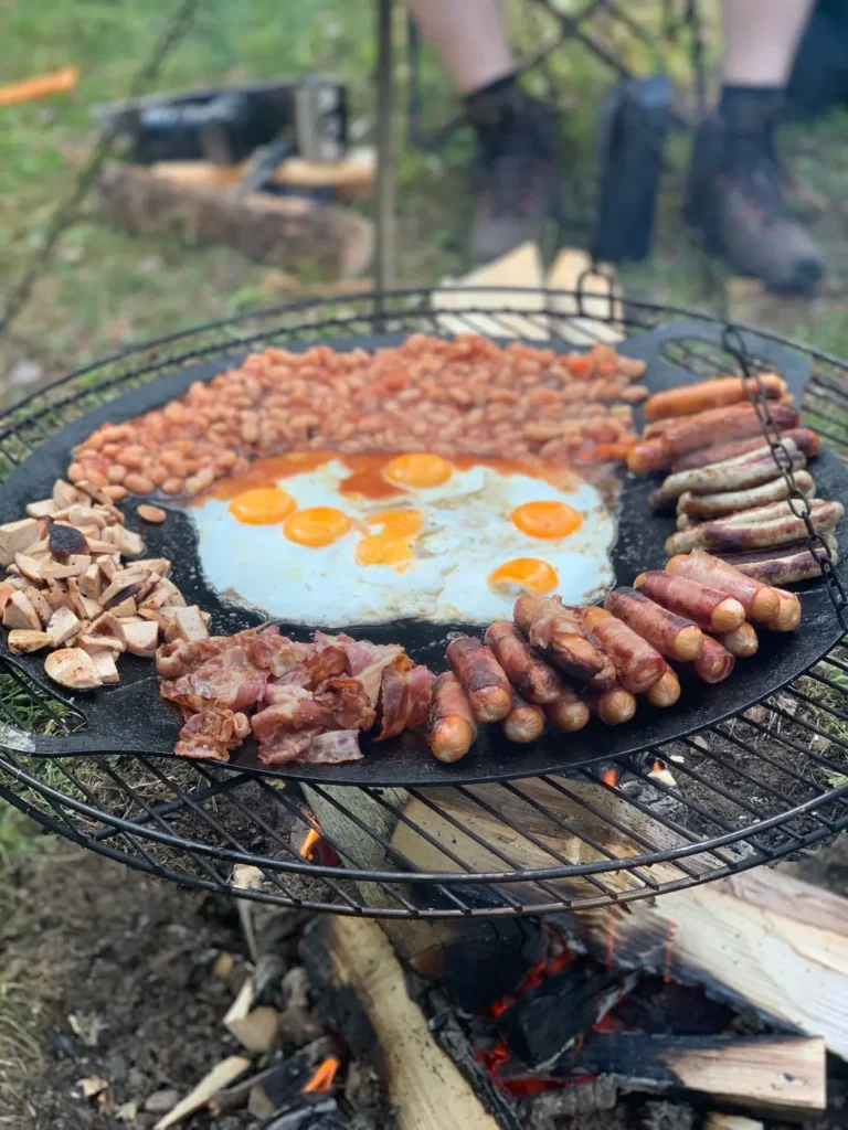 Frühstück über dem Lagerfeuer in der Wildnis