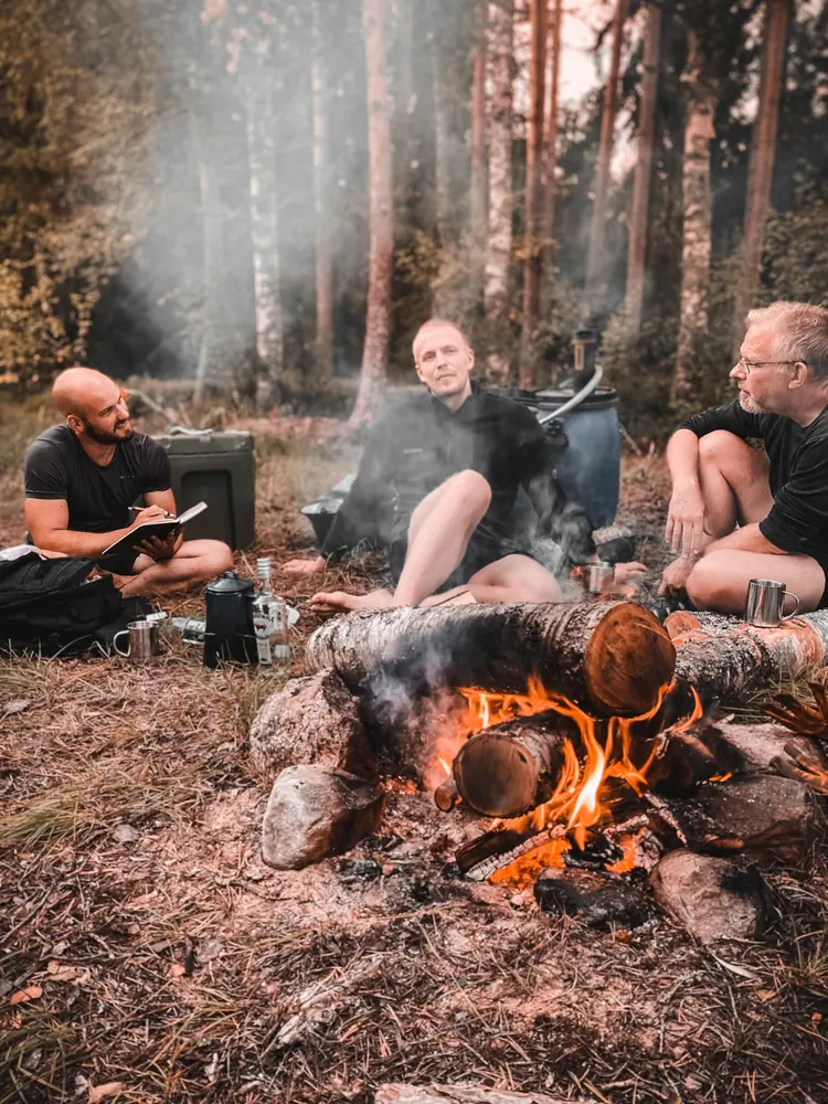 Gesprächsrunde am Lagerfeuer beim Naturwegweiser Retreat
