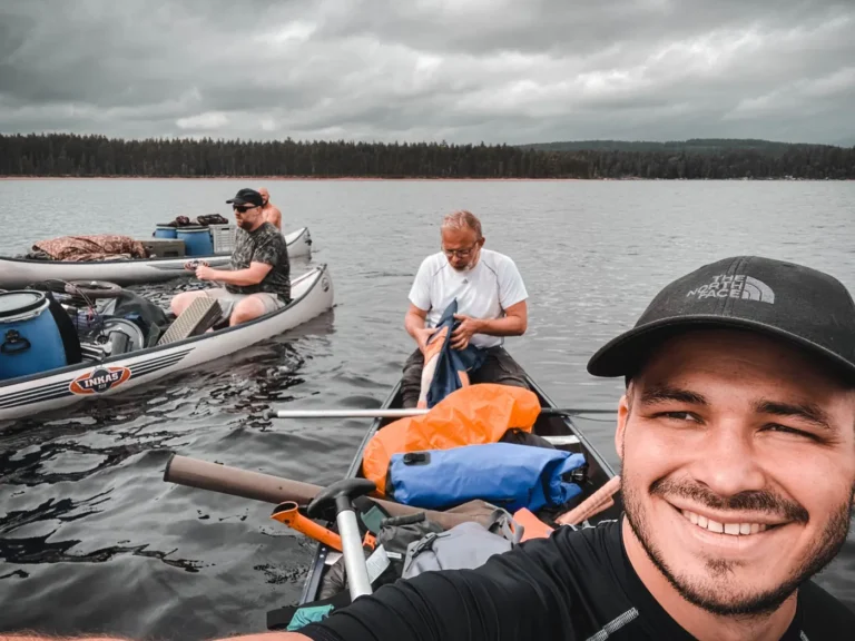 Kanugruppe auf einem See in Schweden