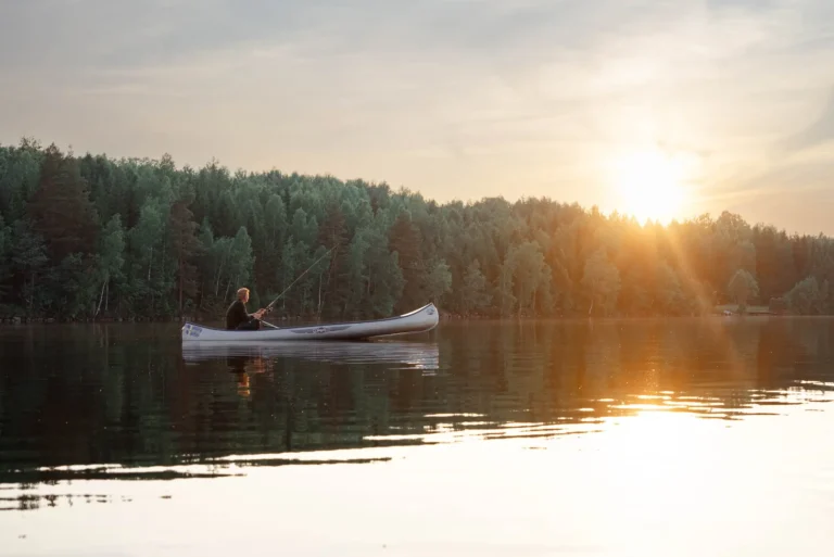 Kanu auf einem See in Schweden im Sonnenuntergang