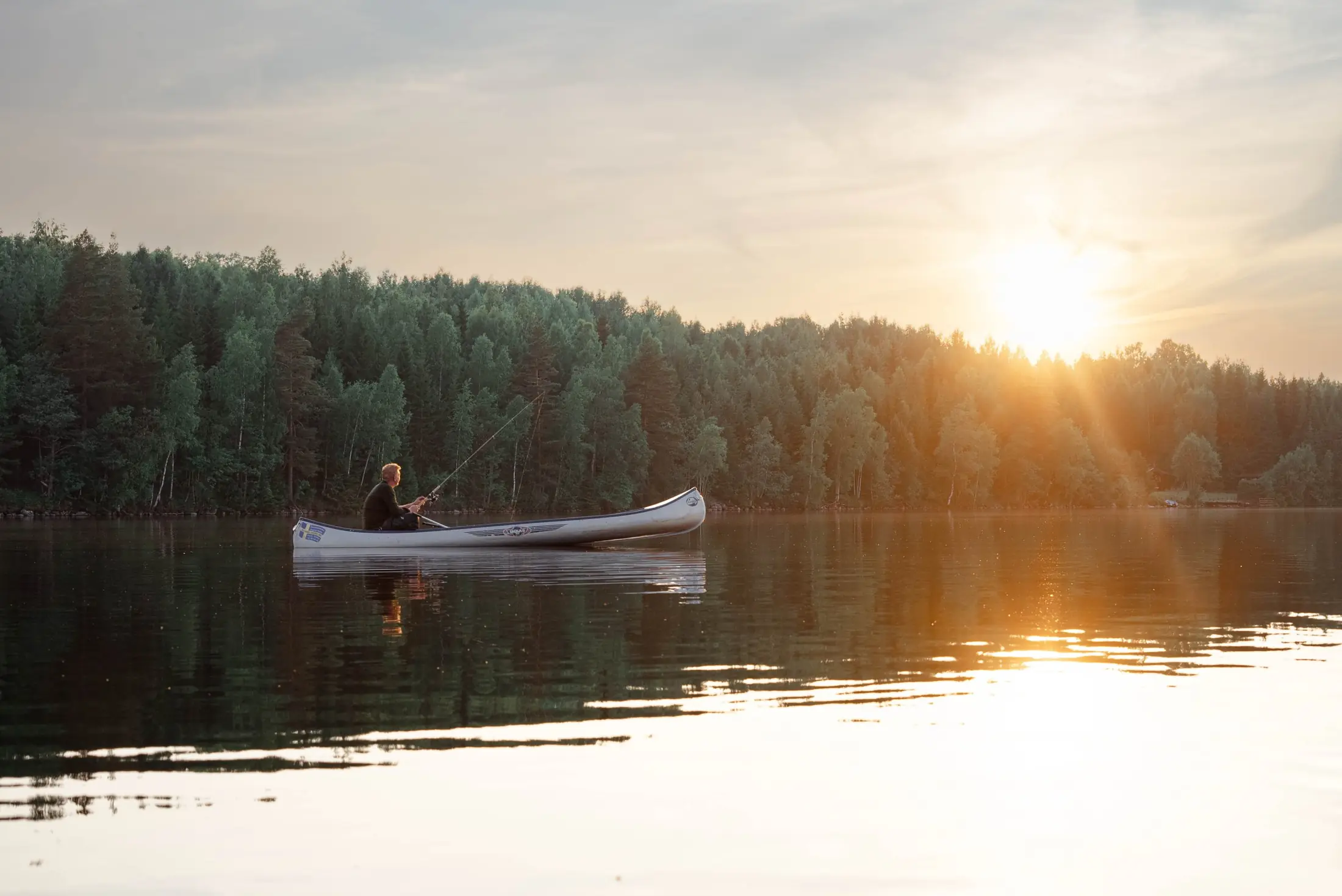 Kanu auf einem See in Schweden im Sonnenuntergang